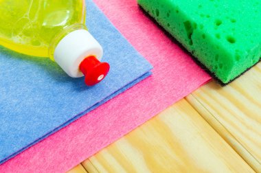 Ahşap tahtalarda hasat etmek için ped ve havlu ile sıvı deterjan.