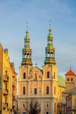 Poznan 'daki Ortaçağ Gotik Katedrali turistlerin ziyaret ettiği yerlerden biri.