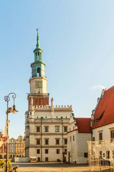 Medeltida gotiska katedralen i Poznan en av de platser som turister besöker — Stockfoto