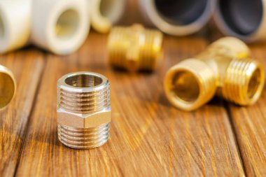 Kaliteli tahtalarda tesisat için yedek parçaların arka planına uygun pirinç montajı