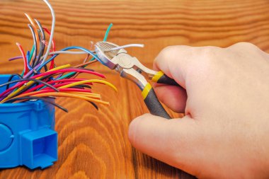 Usta elektrikçi bağlantı kutusundaki kabloyu kesti
