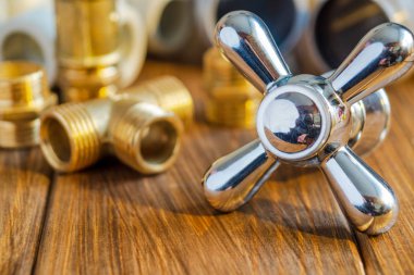 Eski ahşap tahtalardaki tesisat tamiri için yedek parça ve aksesuarlar.