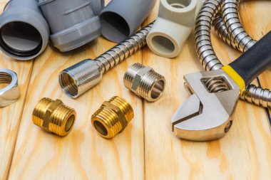 Tahtadaki su tesisatı tamiri için yedek parça ve aksesuarlar.