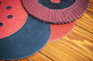 Eski ahşap zemin üzerinde aşındırıcı aletler ve zımpara kağıdı seti