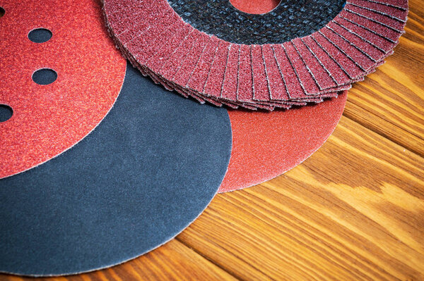 Набор абразивных инструментов и наждачной бумаги на старинном деревянном фоне
