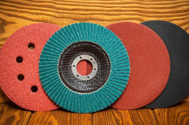 Eski ahşap zemin üzerinde aşındırıcı aletler ve zımpara kağıdı seti