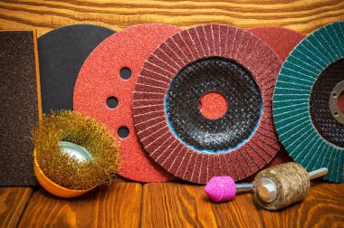 Eski ahşap zemin üzerinde aşındırıcı aletler ve zımpara kağıdı seti