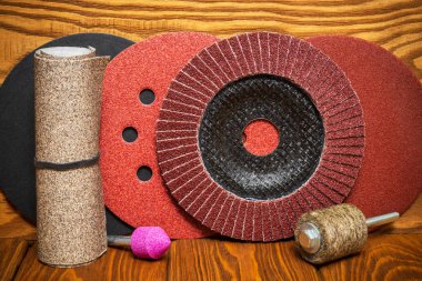 Eski ahşap zemin üzerinde aşındırıcı aletler ve zımpara kağıdı seti