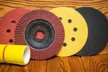 Eski ahşap zemin üzerinde aşındırıcı aletler ve zımpara kağıdı seti