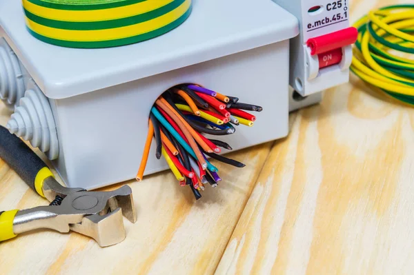 Elektrische aansluitdozen met kabels en gereedschap dat gewoonlijk in het elektrische installatieproces wordt gebruikt — Stockfoto