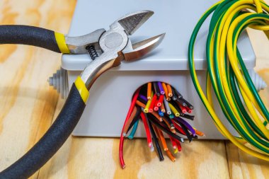 Elektrik kurulum sürecinde kablo ve araç kablosu ile elektrik bağlantı kutuları