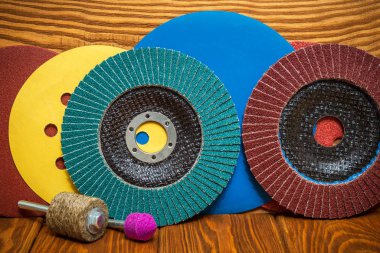 Eski ahşap zemin üzerinde aşındırıcı aletler ve zımpara kağıdı seti