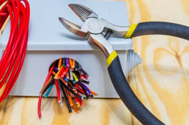 Elektrik kurulum sürecinde kablo kablolu elektrik bağlantı kutusu