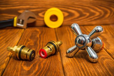 Sıcak ve soğuk suyu çarmıha gerin. Yedek parçaların ana şalteri.