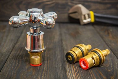 Sıcak ve soğuk suyu çarmıha gerin. Yedek parçaların ana şalteri.