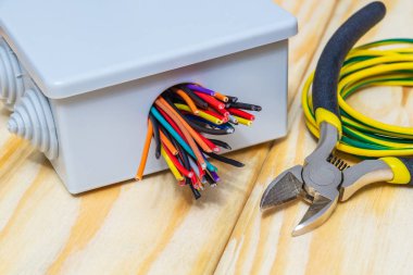 Elektrik kurulum sürecinde kablo ve araç kablosu ile elektrik bağlantı kutuları