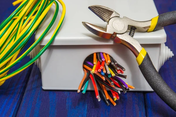 Cajas de conexiones eléctricas con cables y alambre de herramienta utilizados en el proceso de instalación eléctrica — Foto de Stock