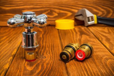 Sıcak ve soğuk suyu çarmıha gerin. Yedek parçaların ana şalteri.