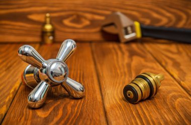 Sıcak ve soğuk suyu çarmıha gerin. Yedek parçaların ana şalteri.