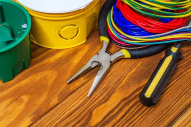 Elektrik kurulum sürecinde kablolar ve araçlar ile elektrik bağlantı kutusu