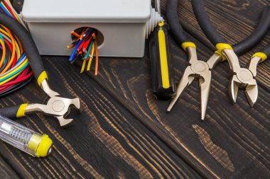 Elektrik kurulum sürecinde kablolar ve araçlar ile elektrik bağlantı kutusu