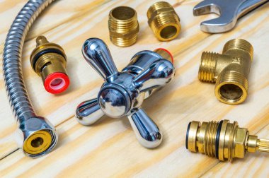 Sıcak ve soğuk suyu çarmıha gerin. Yedek parçaların ana şalteri.