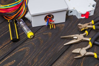 Elektrik kurulum sürecinde kablolar ve araçlar ile elektrik bağlantı kutusu