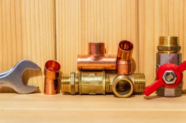 Ahşap tahtalardaki tesisat tamiri için yedek parça ve aksesuarlar.