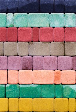Doğal taşın kaldırımı için dekoratif çok renkli fayanslar.