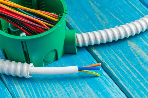 Caja de conexiones con cable para la reparación de la electricidad en casa — Foto de Stock