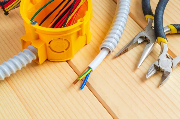 Caja de conexiones con alambre y herramientas para la reparación de la electricidad en la casa — Foto de Stock