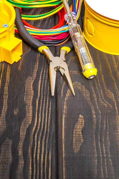 Skrzynka przyłączeniowa z kablami i narzędziami stosowanymi w procesie instalacji elektrycznej — Zdjęcie stockowe