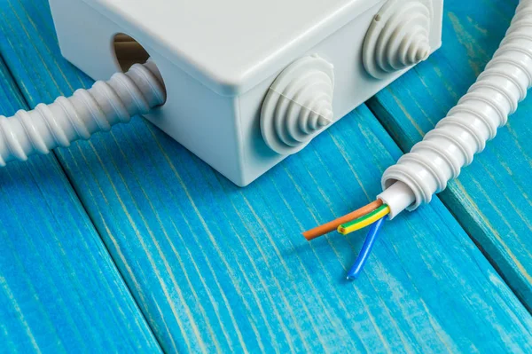 Caja de conexiones con cable para la reparación de la electricidad en casa — Foto de Stock