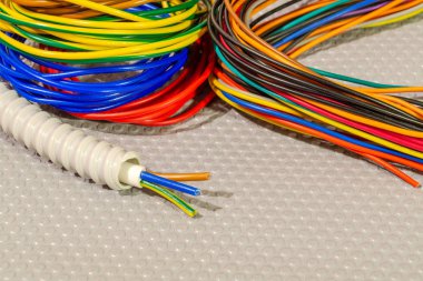Elektrik tamiri için birçok kablo farklı renk