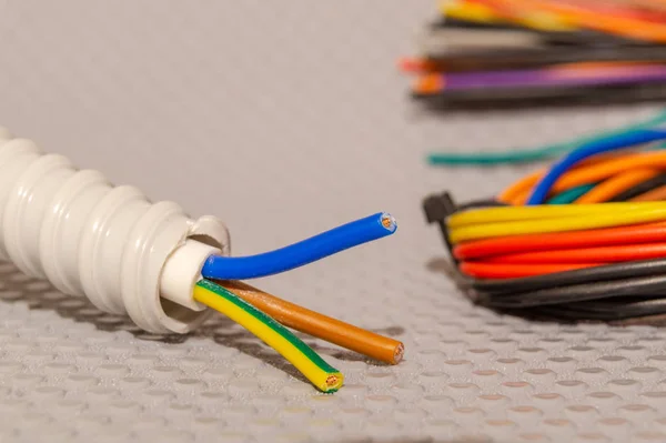 Muchos cables para reparación eléctrica de diferentes colores — Foto de Stock