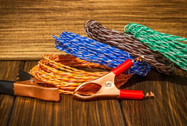 Çok renkli kablolar ve timsah klips usta elektrikçi için hazırlandı