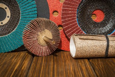 Eski ahşap tahtalarda aşındırıcı aletler ve zımpara kağıdı.