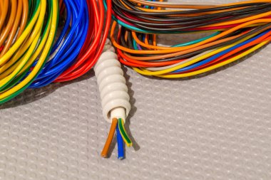 Elektrik tamiri için birçok kablo farklı renk