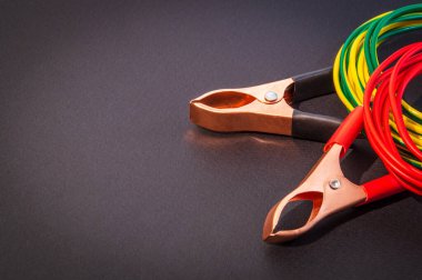 Çok renkli kablolar ve timsah klips usta elektrikçi için hazırlandı