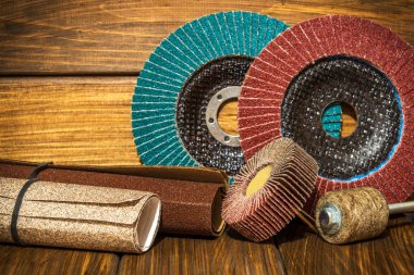 Kaliteli ahşap tahtalarda aşındırıcı aletler ve zımpara kağıdı var.