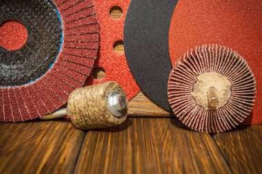 Kaliteli ahşap tahtalarda aşındırıcı aletler ve zımpara kağıdı var.