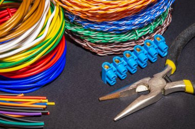 Elektrik ekipmanlarının yenilenmesi veya onarılması için yedek parça, araç ve kablolar