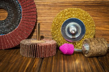 Kaliteli ahşap tahtalarda aşındırıcı aletler ve zımpara kağıdı var.