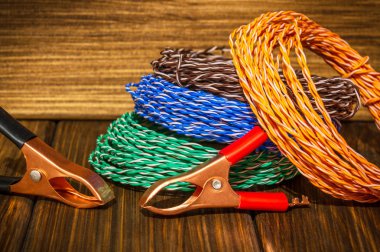 Çok renkli kablolar ve timsah klips usta elektrikçi için hazırlandı