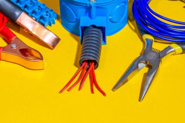 Elektrik ekipmanlarının yenilenmesi veya onarılması için yedek parça, araç ve kablolar