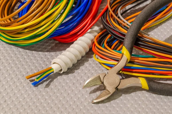 Πολλά καλώδια διαφορετικού χρώματος και εργαλείου για ηλεκτρική επισκευή — Φωτογραφία Αρχείου