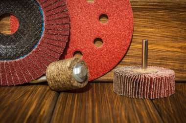 Kaliteli ahşap tahtalarda aşındırıcı aletler ve zımpara kağıdı var.