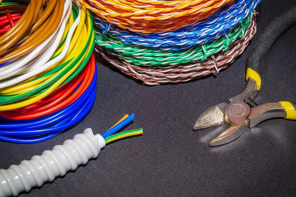 Repuestos, herramientas y alambres para la sustitución o reparación de equipos eléctricos — Foto de Stock