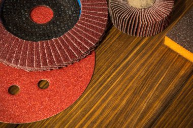 Kaliteli ahşap tahtalarda aşındırıcı aletler ve zımpara kağıdı var.