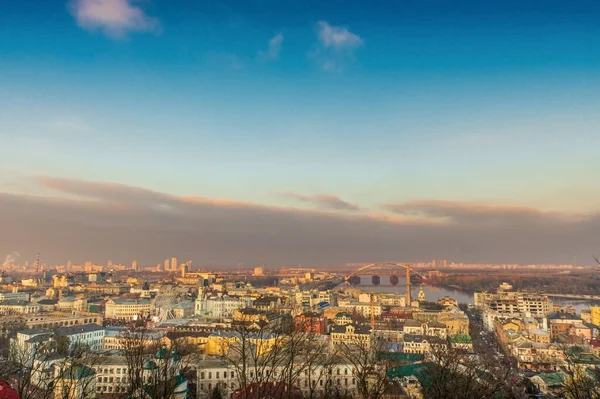 Uitzicht vanaf de berg van Dnjepr rivier en de oude stad Kiev bij zonsondergang — Stockfoto